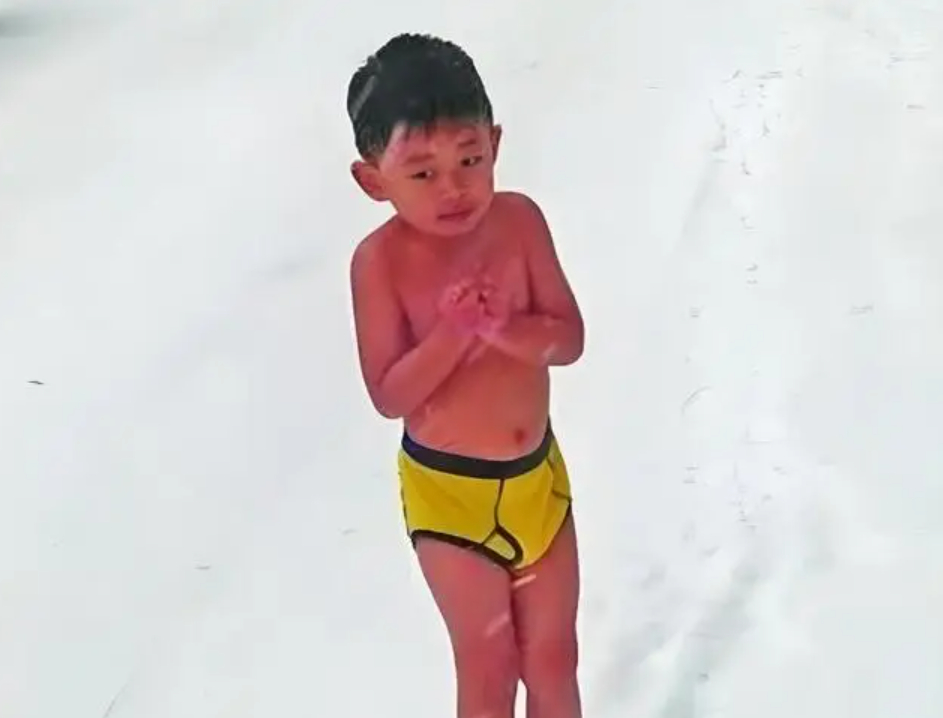 Bạn còn nhớ cậu bé 4 tuổi bị bố bắt cởi trần chạy trong tuyết không? Hiện tại học rất giỏi, nhưng nhìn chi tiết này ai cũng lo!- Ảnh 1.