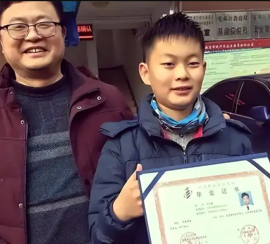 Bạn còn nhớ cậu bé 4 tuổi bị bố bắt cởi trần chạy trong tuyết không? Hiện tại học rất giỏi, nhưng nhìn chi tiết này ai cũng lo!- Ảnh 2.