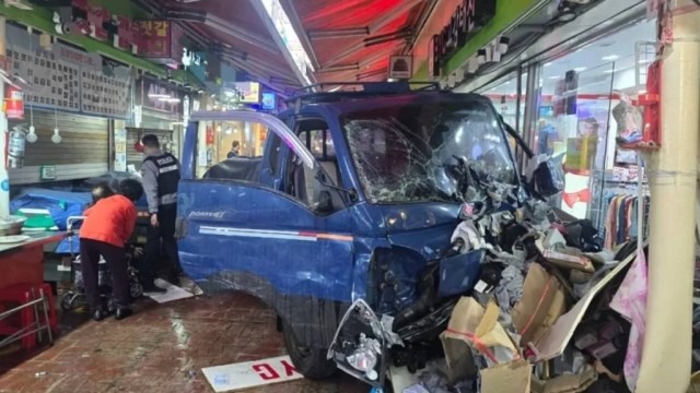 Xe tải đâm vào chợ ở Hàn Quốc, tiếng kêu cứu khắp nơi, nhiều người thương vong- Ảnh 1.