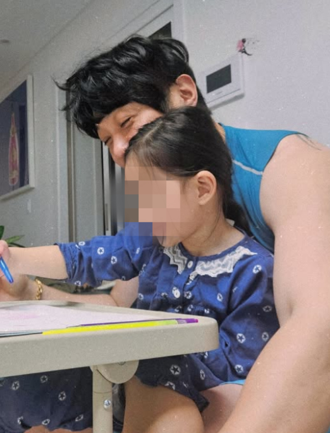 Nam ca sĩ giấu kín chuyện có con suốt 13 năm, nay công khai cả vợ lẫn con đều xinh như minh tinh!- Ảnh 2. Nam ca sĩ giấu kín chuyện có con suốt 13 năm, nay công khai cả vợ lẫn con đều xinh như minh tinh!- Ảnh 2.