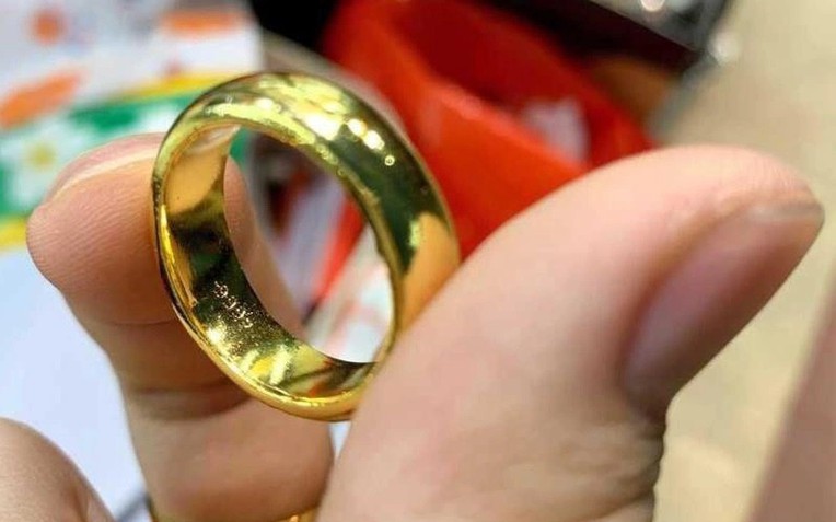 Người phụ nữ vay tiền thế chấp bằng vàng, gom gần 24 tỷ từ người quen- Ảnh 1.