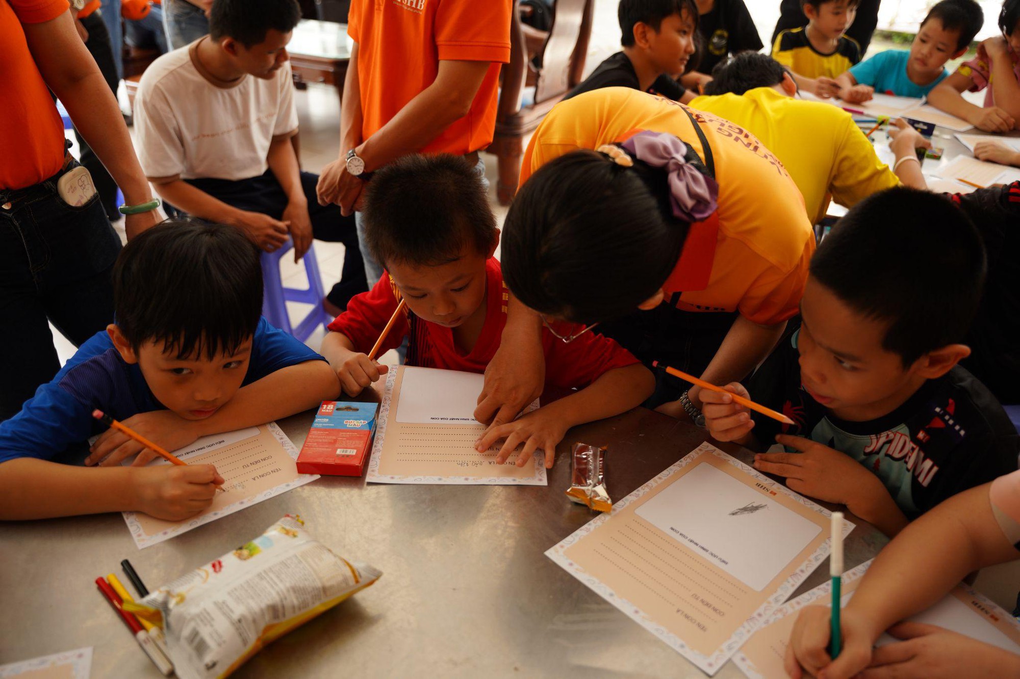 Một đôi giày mới, cây đàn nhỏ, hộp sáp màu… Gieo hạnh phúc từ những điều nhỏ bé- Ảnh 6.