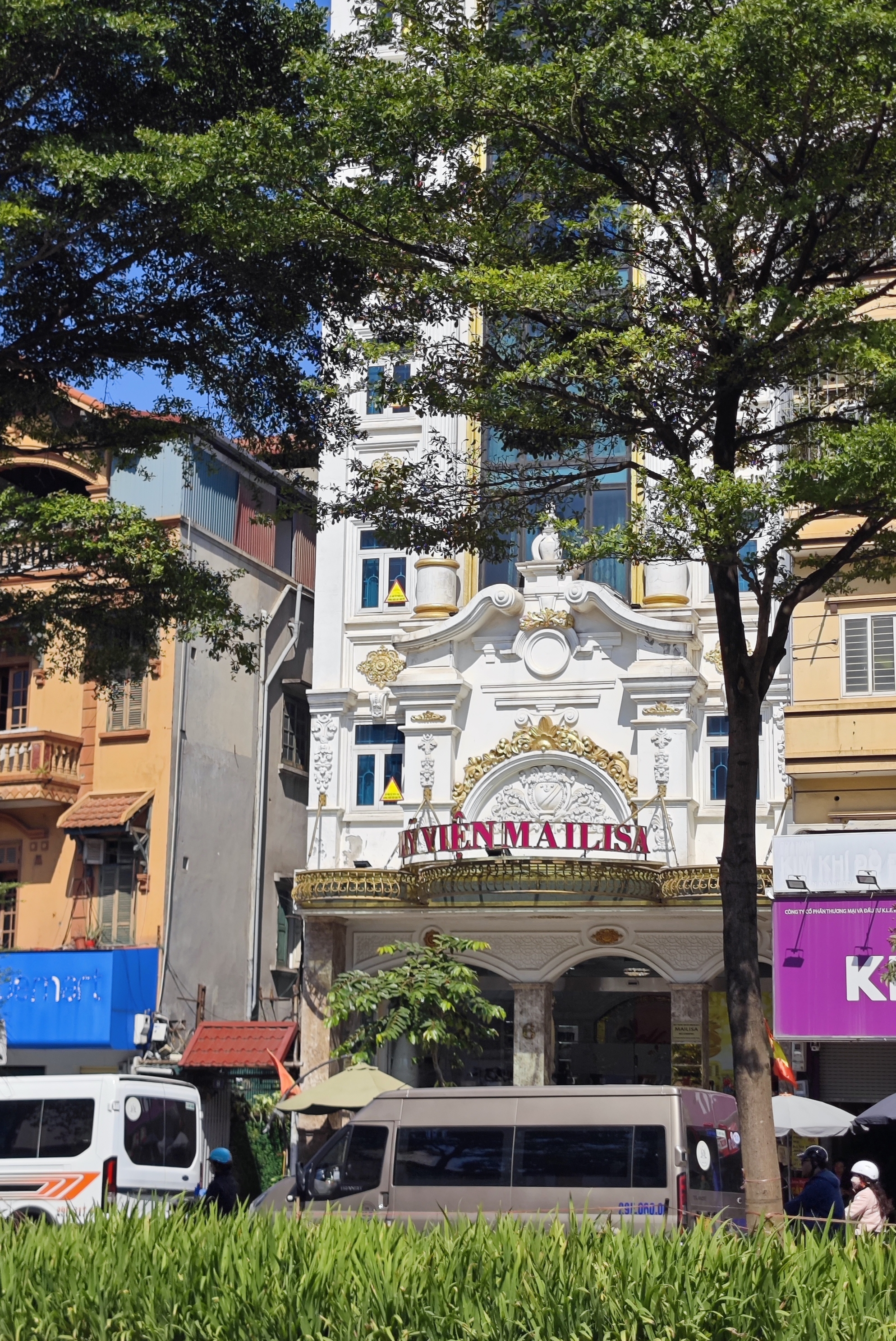 Phản ứng khó tin của khách hàng khi chứng kiến cảnh sát ập vào thẩm mỹ viện Mailisa ở TP.HCM- Ảnh 2. Phản ứng khó tin của khách hàng khi chứng kiến cảnh sát ập vào thẩm mỹ viện Mailisa ở TP.HCM- Ảnh 2.