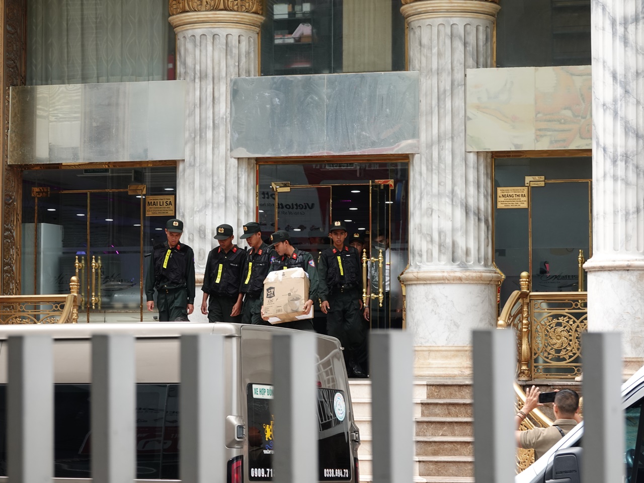 Công an thu giữ nhiều thùng tài liệu từ toà nhà thẩm mỹ viện Mailisa TP.HCM- Ảnh 6. Công an thu giữ nhiều thùng tài liệu từ toà nhà thẩm mỹ viện Mailisa TP.HCM- Ảnh 6.