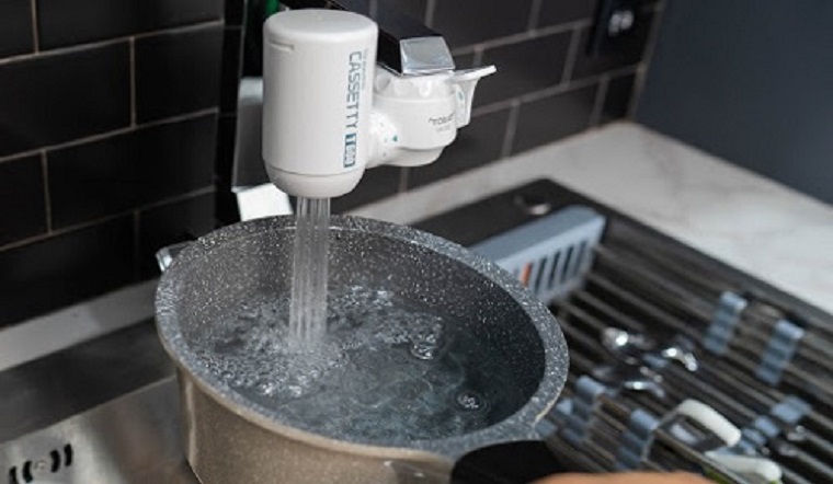 Dừng ngay việc lấy nước nóng trực tiếp từ vòi để nấu ăn: Thử nghiệm của chuyên gia đưa ra kết quả bất ngờ- Ảnh 1.