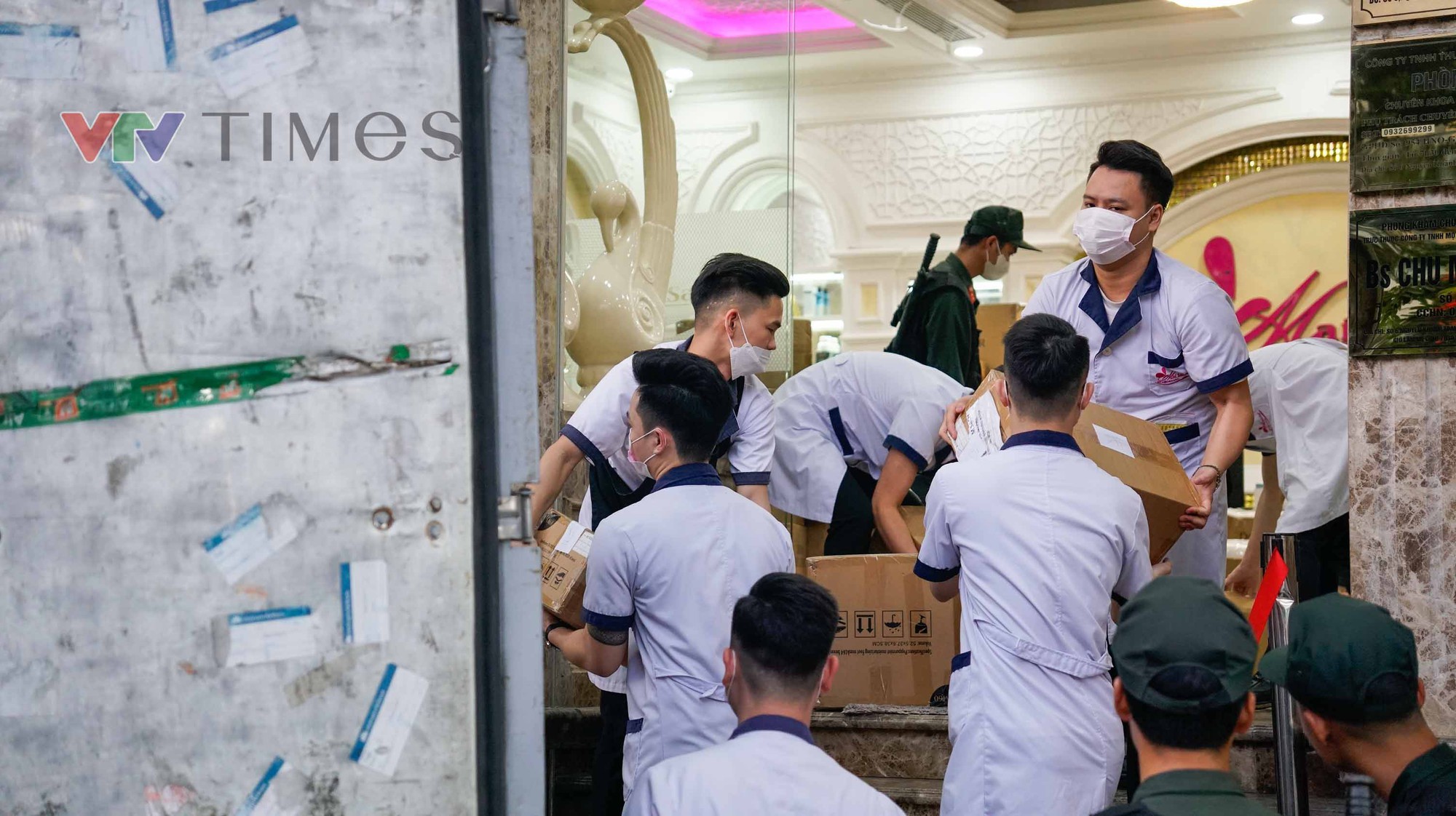 Công an làm việc suốt 8 tiếng ở Thẩm mỹ viện Mailisa Hà Nội, hàng chục thùng carton được chuyển ra- Ảnh 11.