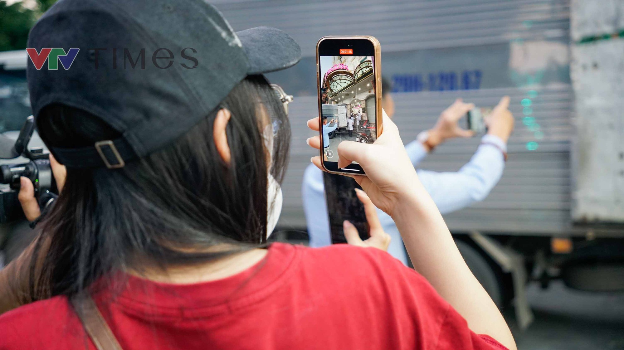 Công an làm việc suốt 8 tiếng ở Thẩm mỹ viện Mailisa Hà Nội, hàng chục thùng carton được chuyển ra- Ảnh 9.