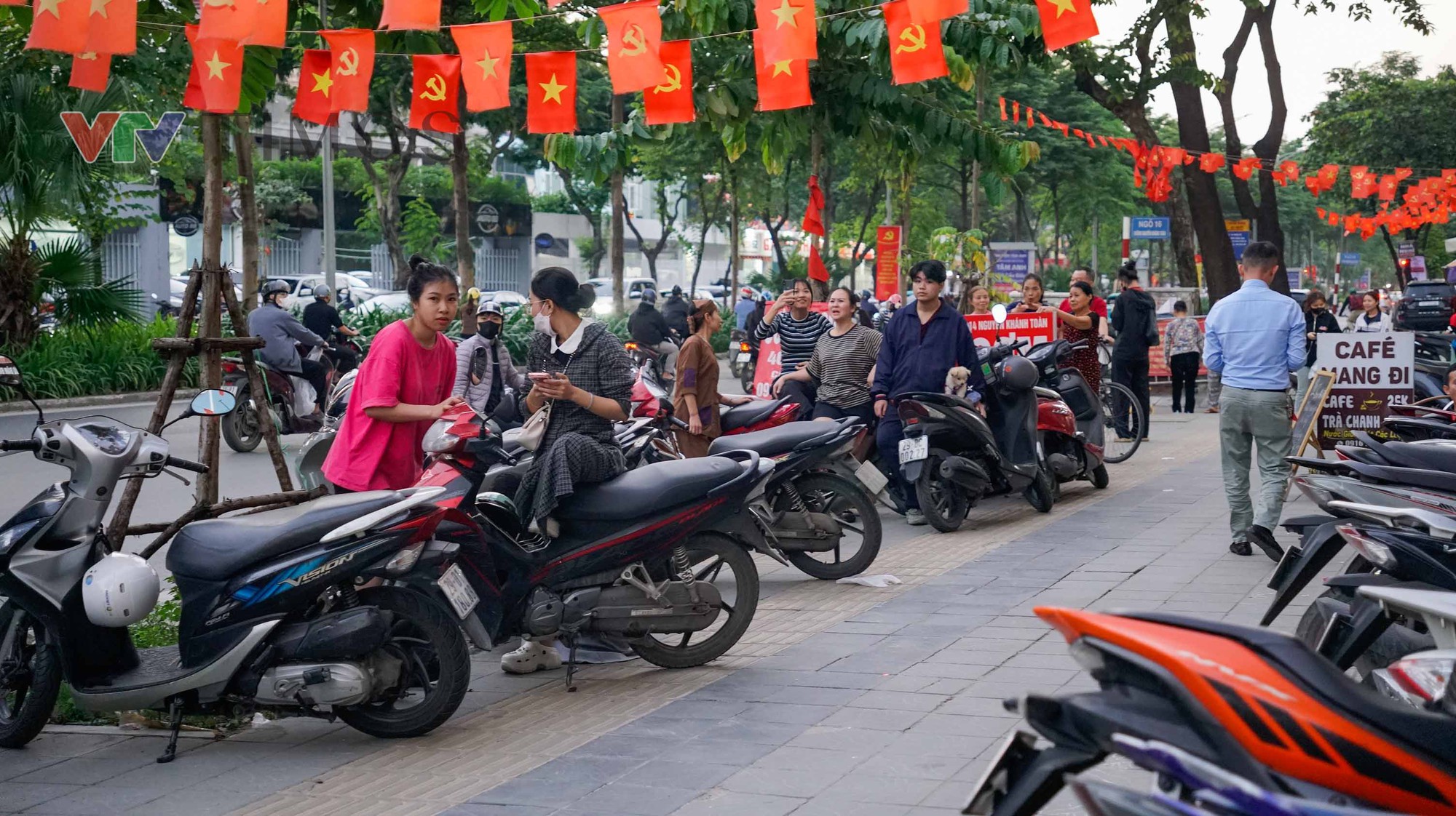 Công an làm việc suốt 8 tiếng ở Thẩm mỹ viện Mailisa Hà Nội, hàng chục thùng carton được chuyển ra- Ảnh 8.