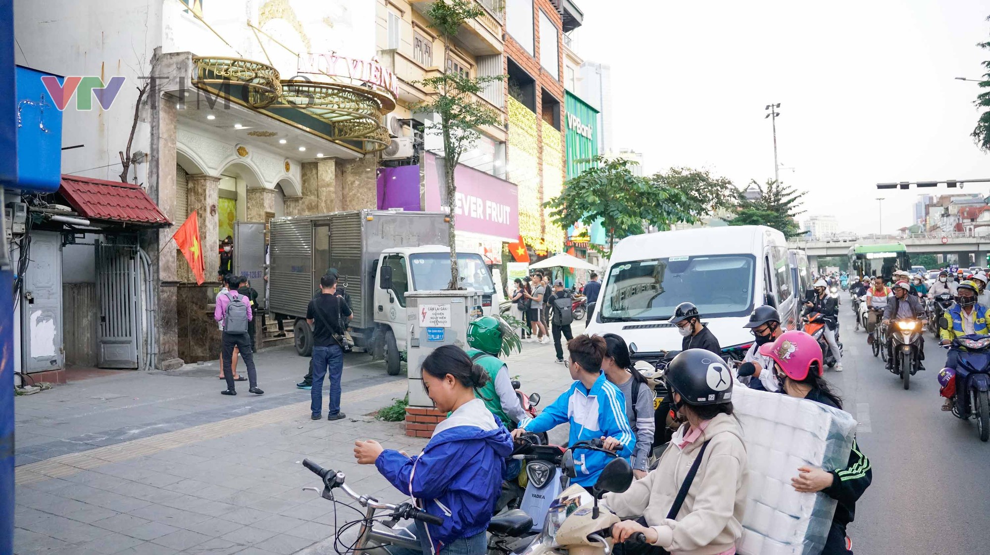 Công an làm việc suốt 8 tiếng ở Thẩm mỹ viện Mailisa Hà Nội, hàng chục thùng carton được chuyển ra- Ảnh 7.