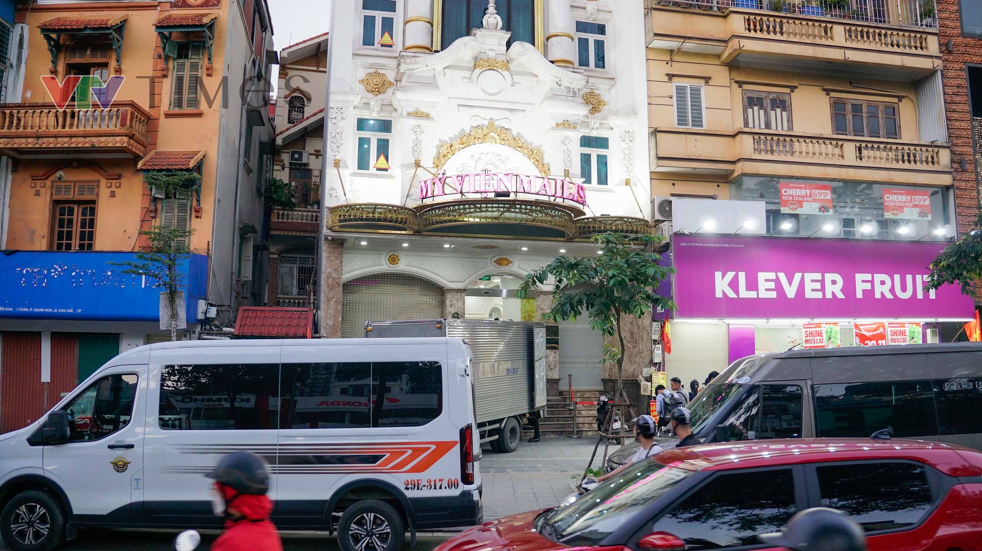 Công an làm việc suốt 8 tiếng ở Thẩm mỹ viện Mailisa Hà Nội, hàng chục thùng carton được chuyển ra- Ảnh 6.