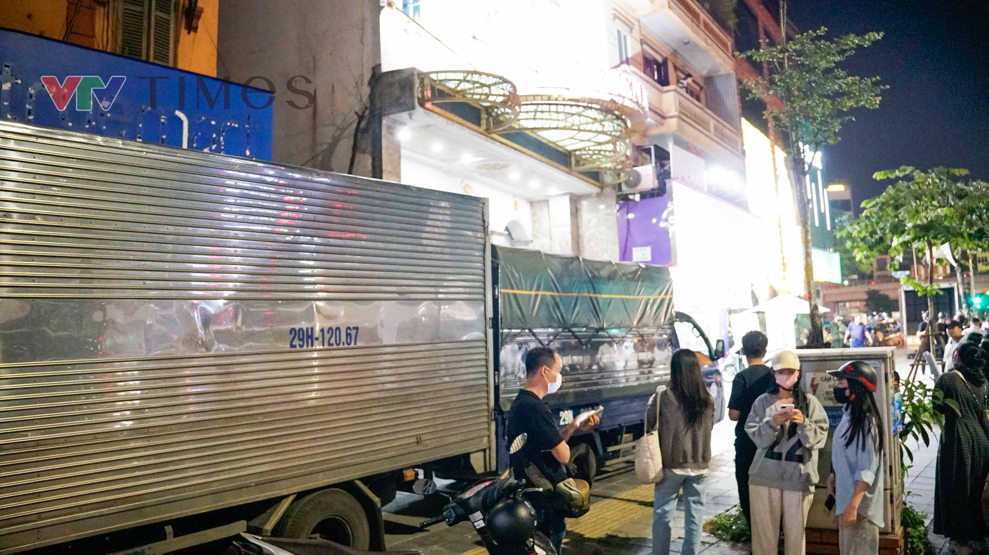 Công an làm việc suốt 8 tiếng ở Thẩm mỹ viện Mailisa Hà Nội, hàng chục thùng carton được chuyển ra- Ảnh 3.