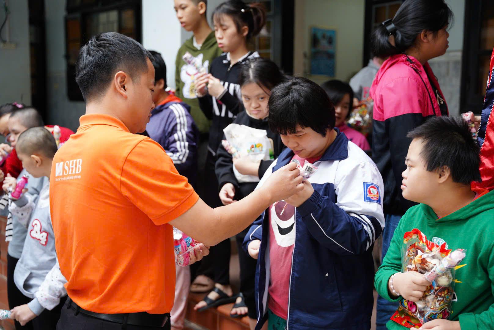 Một đôi giày mới, cây đàn nhỏ, hộp sáp màu… Gieo hạnh phúc từ những điều nhỏ bé- Ảnh 2.