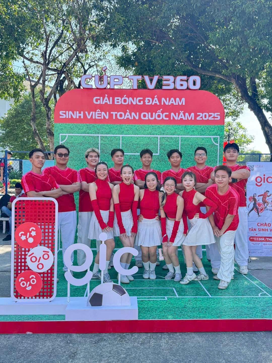 Khán giả “cháy” hết mình tại booth TV360: Vừa cổ vũ, vừa chơi game, lại có quà mang về!- Ảnh 2.