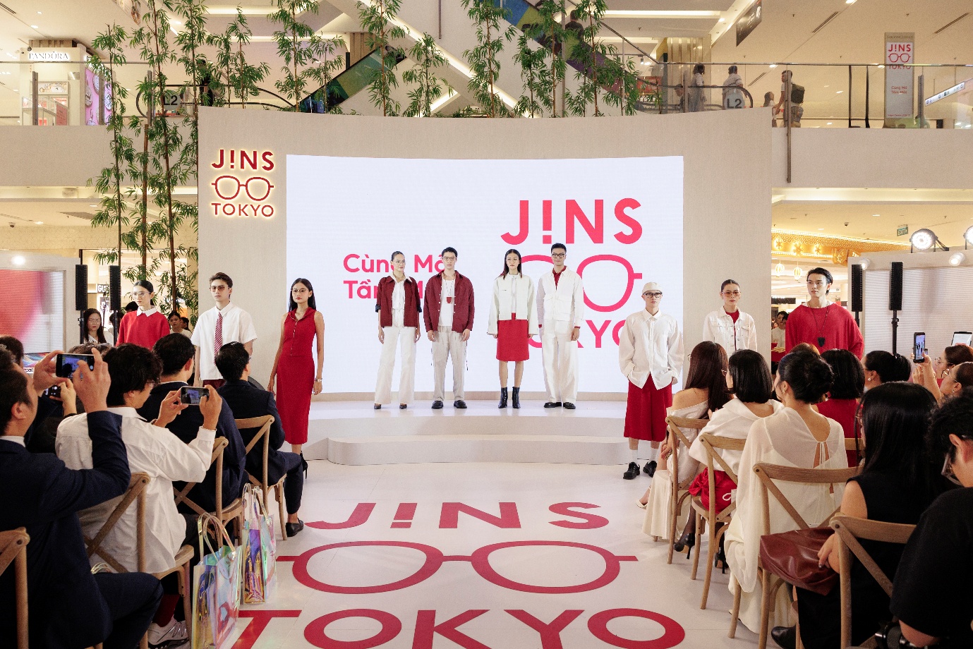 Tại sao kính mắt JINS đang trở thành món “must-have” của những người có gu?- Ảnh 1. Tại sao kính mắt JINS đang trở thành món “must-have” của những người có gu?- Ảnh 1.