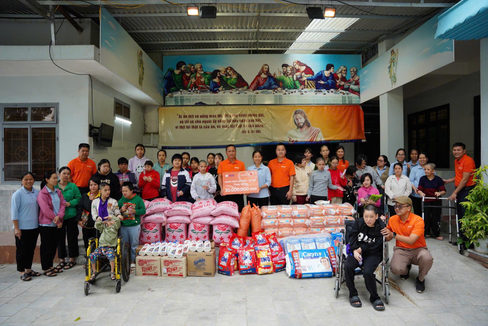 Một đôi giày mới, cây đàn nhỏ, hộp sáp màu… Gieo hạnh phúc từ những điều nhỏ bé- Ảnh 3.