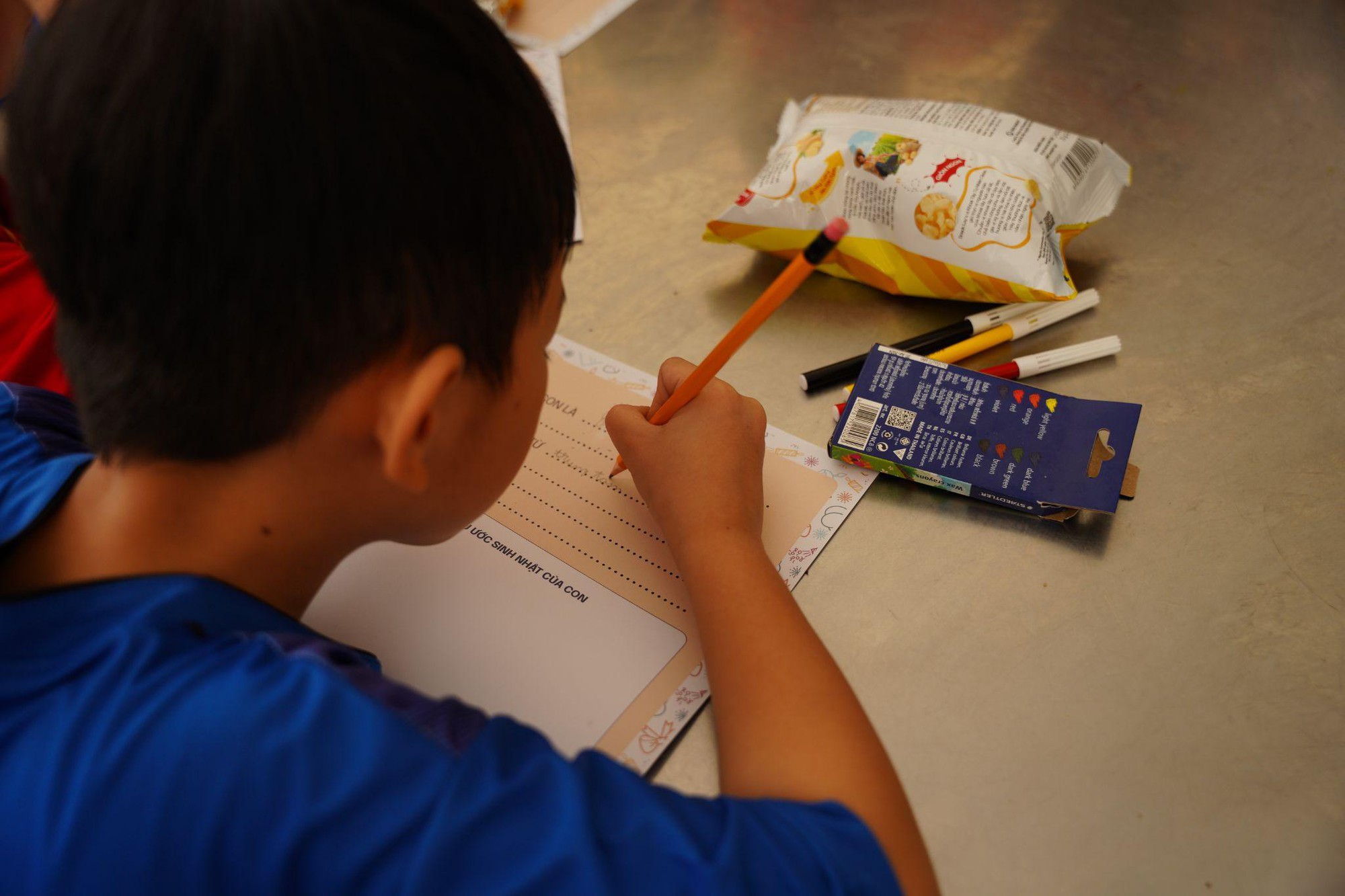 Một đôi giày mới, cây đàn nhỏ, hộp sáp màu… Gieo hạnh phúc từ những điều nhỏ bé- Ảnh 4.