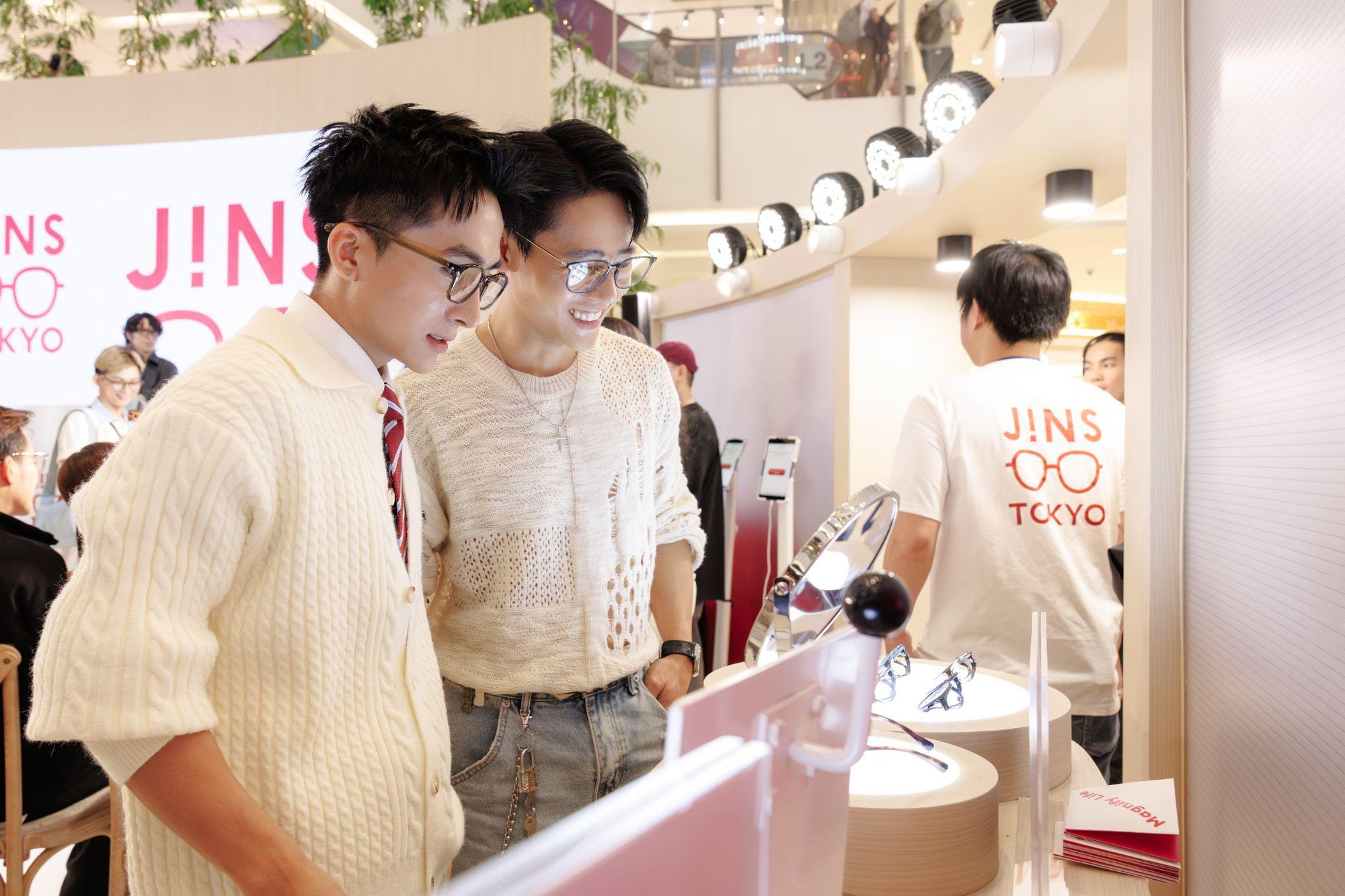 Tại sao kính mắt JINS đang trở thành món “must-have” của những người có gu?- Ảnh 6. Tại sao kính mắt JINS đang trở thành món “must-have” của những người có gu?- Ảnh 6.