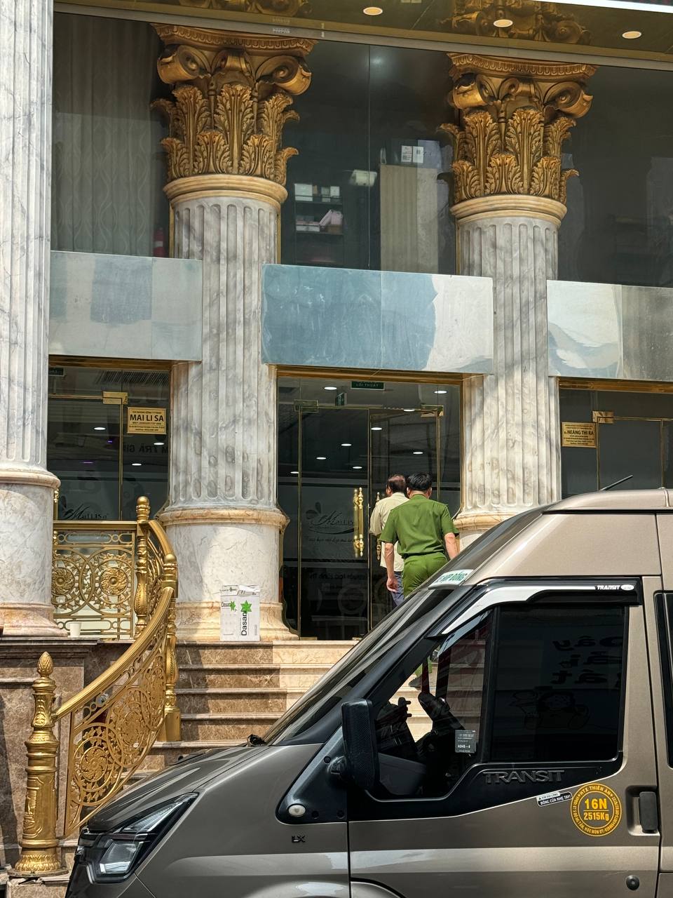 Cận cảnh toà nhà thẩm mỹ viện Mailisa TP.HCM: Cảnh sát đang có mặt, cửa đóng kín bưng- Ảnh 2. Cận cảnh toà nhà thẩm mỹ viện Mailisa TP.HCM: Cảnh sát đang có mặt, cửa đóng kín bưng- Ảnh 2.