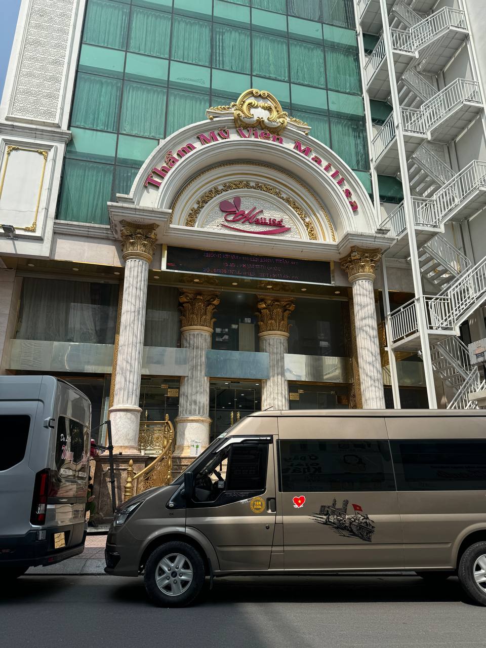 Cận cảnh toà nhà thẩm mỹ viện Mailisa TP.HCM: Cảnh sát đang có mặt, cửa đóng kín bưng- Ảnh 1. Cận cảnh toà nhà thẩm mỹ viện Mailisa TP.HCM: Cảnh sát đang có mặt, cửa đóng kín bưng- Ảnh 1.