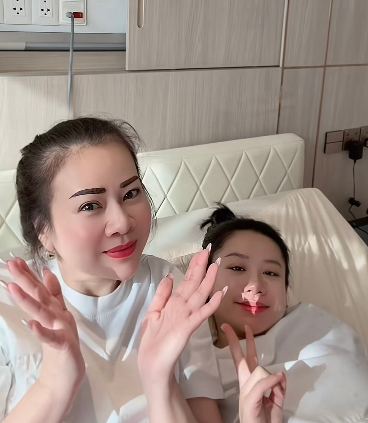 Ái nữ tiệm vàng lớn nhất miền Tây sinh con đầu lòng: Công chúa tiệm vàng đời thứ 3, cuộc sống vàng son từ trong nôi- Ảnh 1.