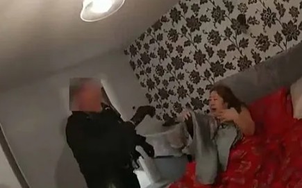 "Nữ hoàng bitcoin" Trung Quốc mơ "trị vì Liberland" sa lưới: Hai lần cảnh sát ập vào đều nằm trên giường- Ảnh 3. "Nữ hoàng bitcoin" Trung Quốc mơ "trị vì Liberland" sa lưới: Hai lần cảnh sát ập vào đều nằm trên giường- Ảnh 3.