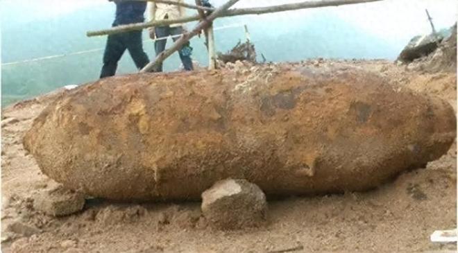 Phát hiện vật lạ khổng lồ dài 1m, đội thi công phải dừng khẩn cấp, cảnh sát phong tỏa hiện trường: Kho báu hơn 1.000 tỷ đồng lộ diện- Ảnh 1.