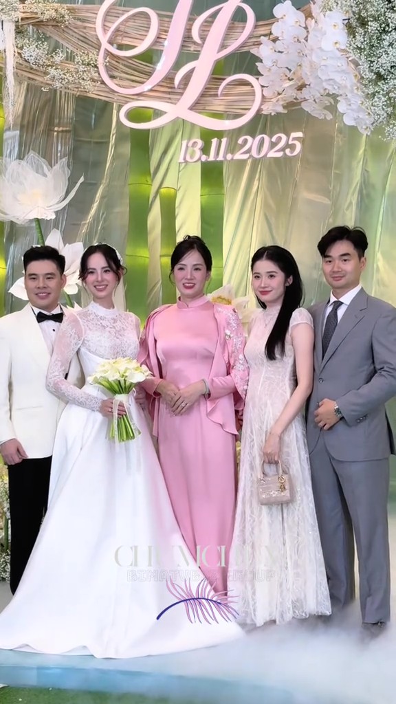 Hương Liên cưới con trai cựu Chủ tịch hôm nay: Mẹ chồng và mẹ ruột được khen nức nở- Ảnh 3.