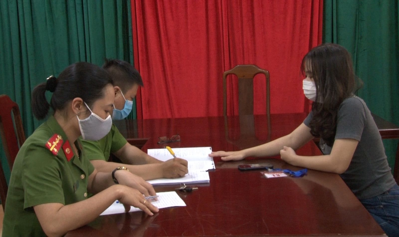 Công an đã cảnh báo vô số lần nhưng nữ sinh 2002 ở Hà Nội vẫn chuyển 100 triệu đồng cho lừa đảo- Ảnh 1.