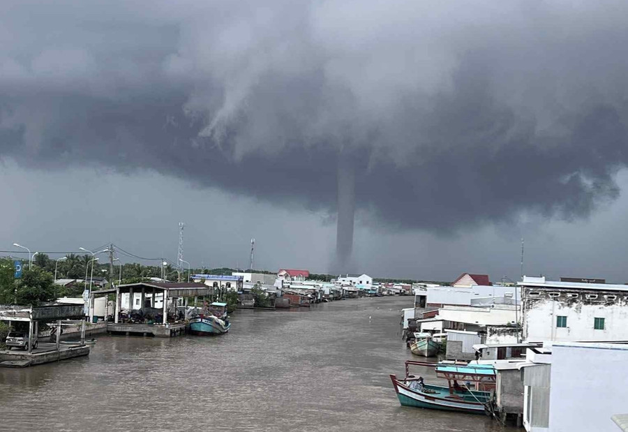 Vòi rồng xuất hiện trên vùng biển Cà Mau- Ảnh 1.