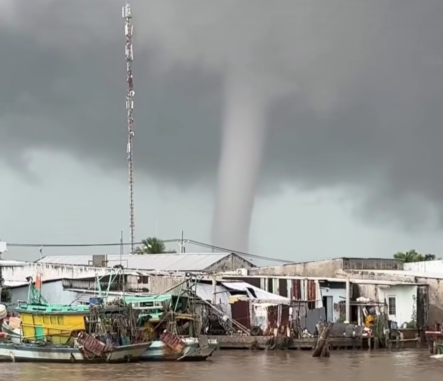 Vòi rồng xuất hiện trên vùng biển Cà Mau- Ảnh 2.