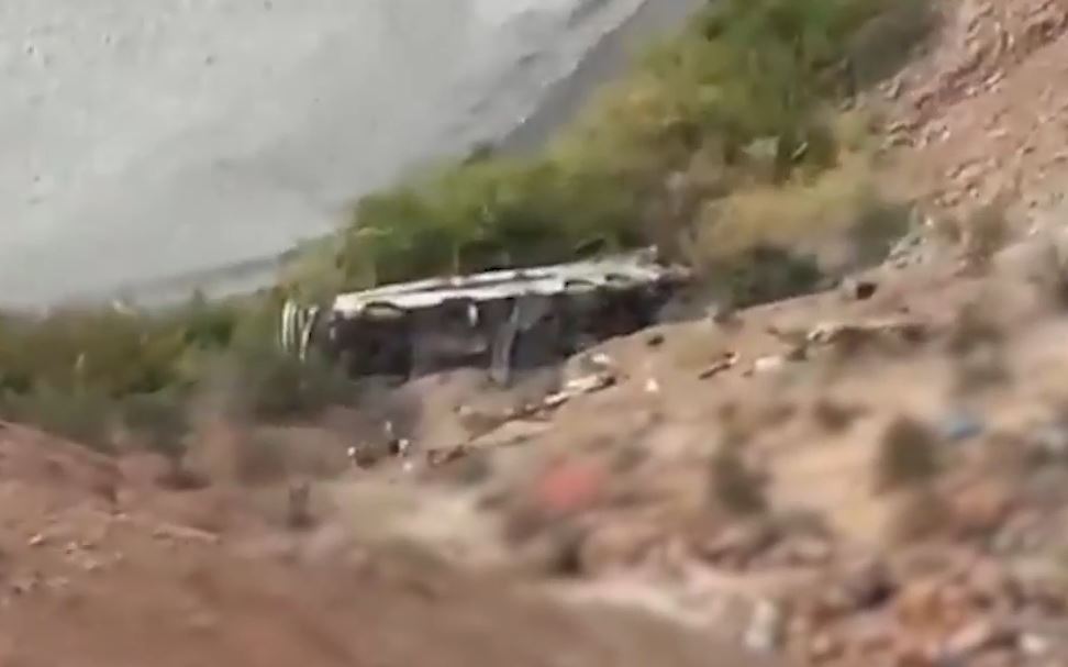 Xe buýt lao xuống vực sâu khiến 37 người tử vong thương tâm- Ảnh 1.