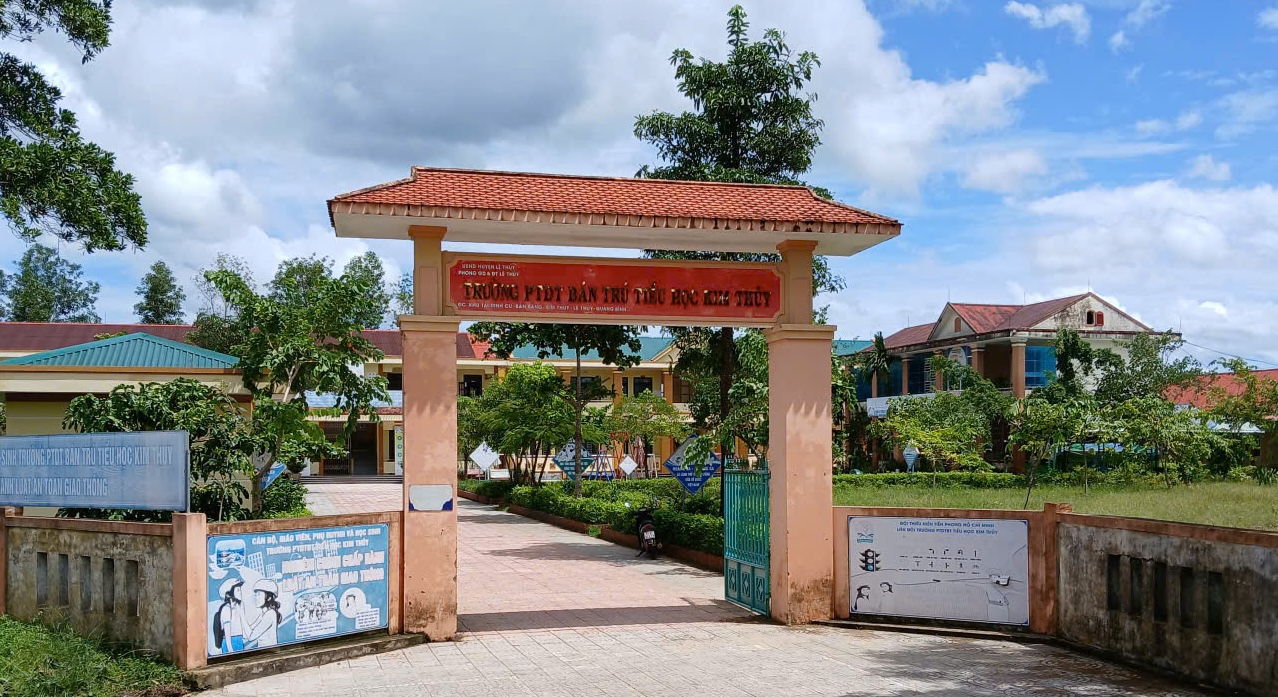 Hiệu trưởng Đỗ Văn Mỹ trực tiếp chế biến món cá kho có "vi khuẩn gây ngộ độc"- Ảnh 3.