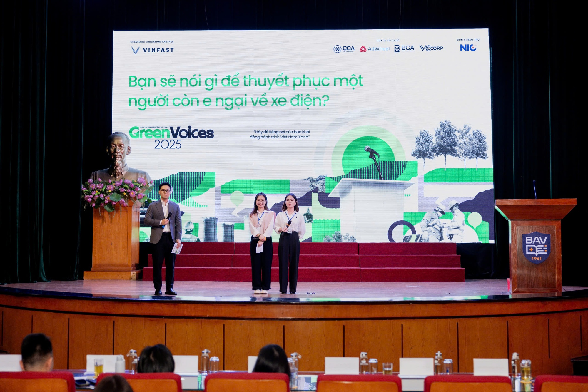 Đến Học viện Ng&acirc;n h&agrave;ng nghe sinh vi&ecirc;n thi Green Voices: Thuyết phục người e ngại với xe điện bằng chi ph&iacute; thấp, sử dụng an to&agrave;n- Ảnh 3.