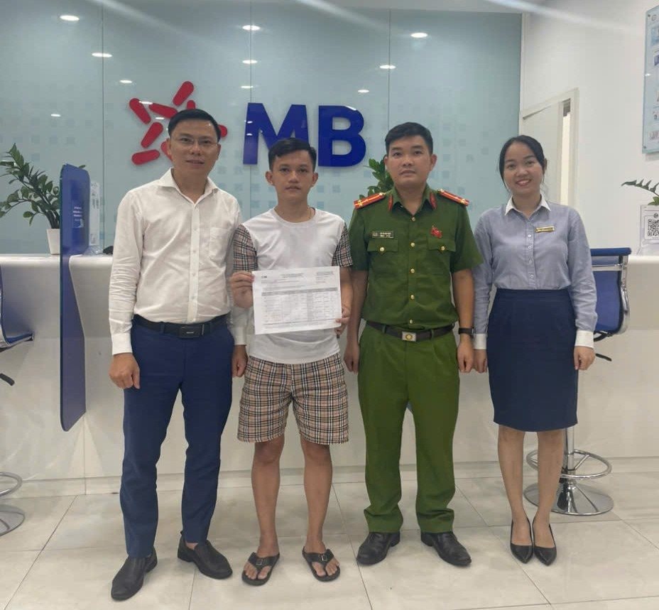 Nam sinh 2006 nhận được 499 triệu đồng chuyển khoản từ STK 0000666688xx, lập tức trình báo công an phường- Ảnh 1.