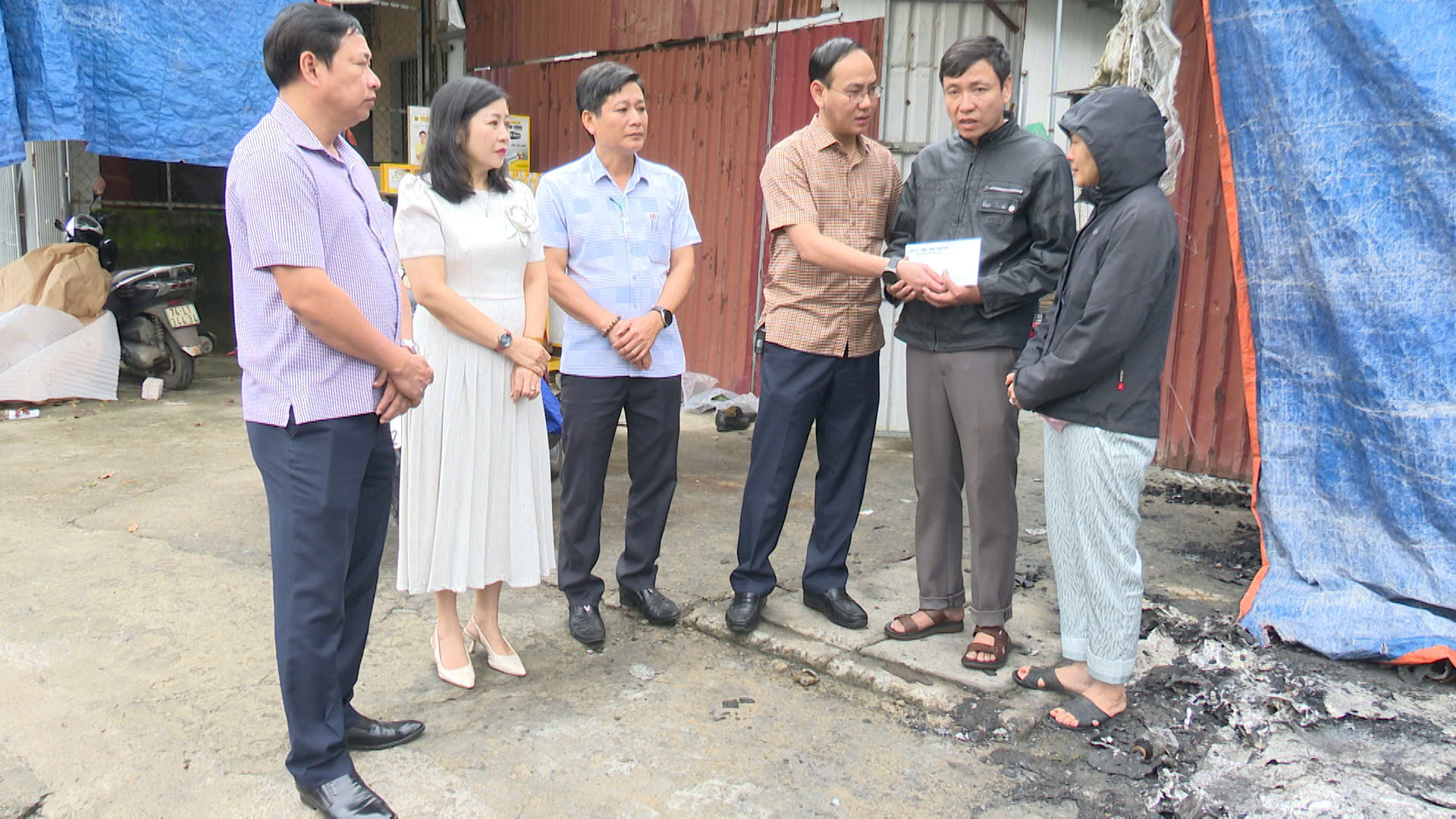 Một kho hàng ở Đông Hà bốc cháy dữ dội, công an đang làm rõ nguyên nhân- Ảnh 2.