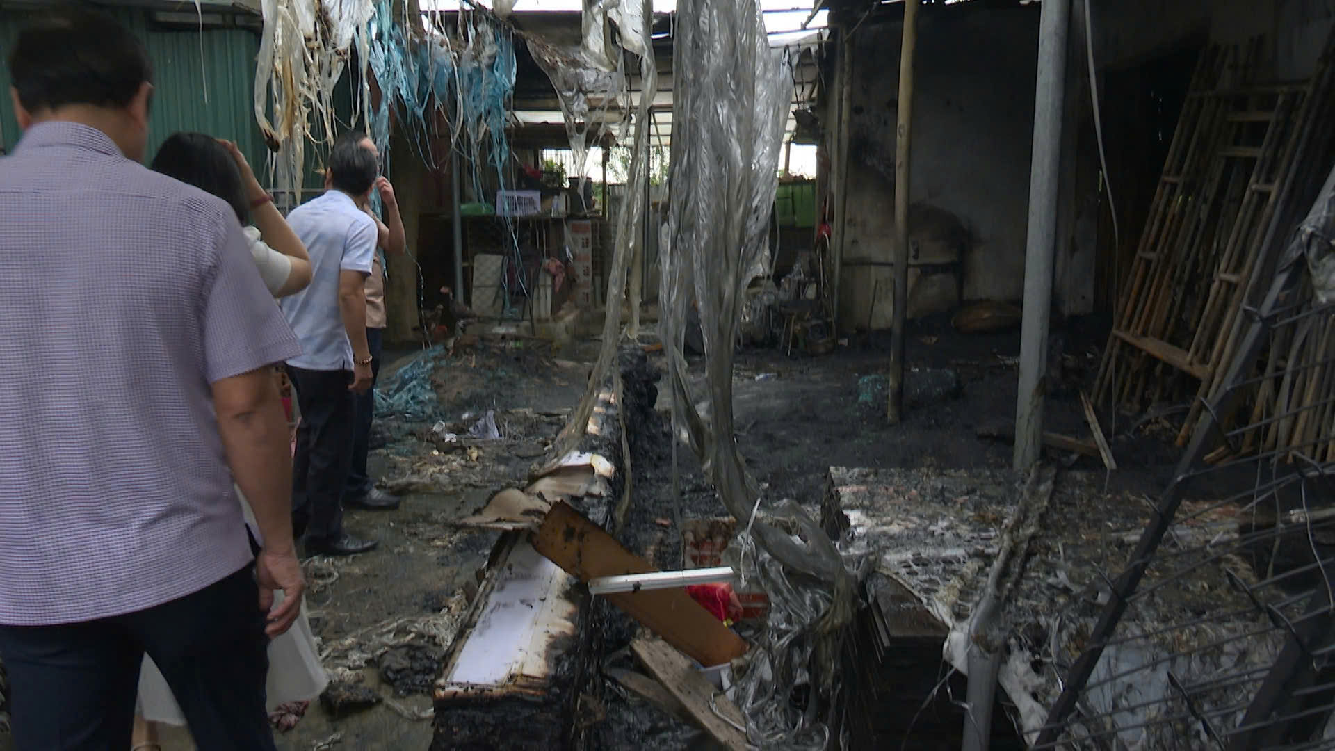 Một kho hàng ở Đông Hà bốc cháy dữ dội, công an đang làm rõ nguyên nhân- Ảnh 1.