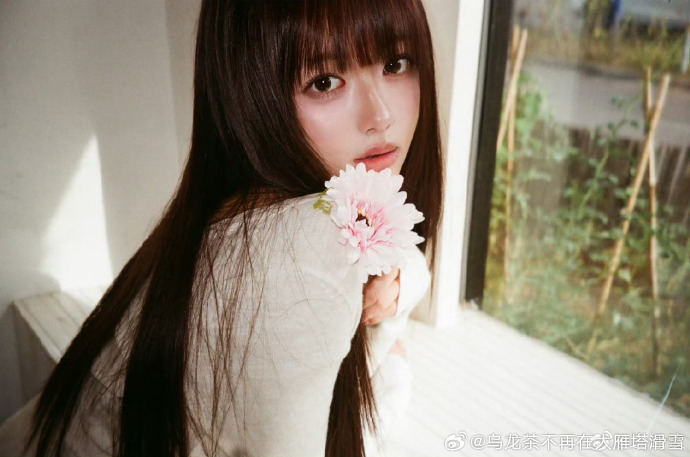 Mỹ nhân đang viral khắp Trung Quốc vì mắt to như "hột xoàn 50 carat"- Ảnh 1. Mỹ nhân đang viral khắp Trung Quốc vì mắt to như "hột xoàn 50 carat"- Ảnh 1.