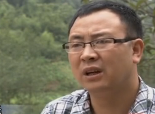 Người đàn ông đào được khúc gỗ đen sì tỏa ra mùi thơm, dài hơn 30m, nặng 60.000 kg: Cảnh sát lập tức phong tỏa hiện trường- Ảnh 1. Người đàn ông đào được khúc gỗ đen sì tỏa ra mùi thơm, dài hơn 30m, nặng 60.000 kg: Cảnh sát lập tức phong tỏa hiện trường- Ảnh 1.