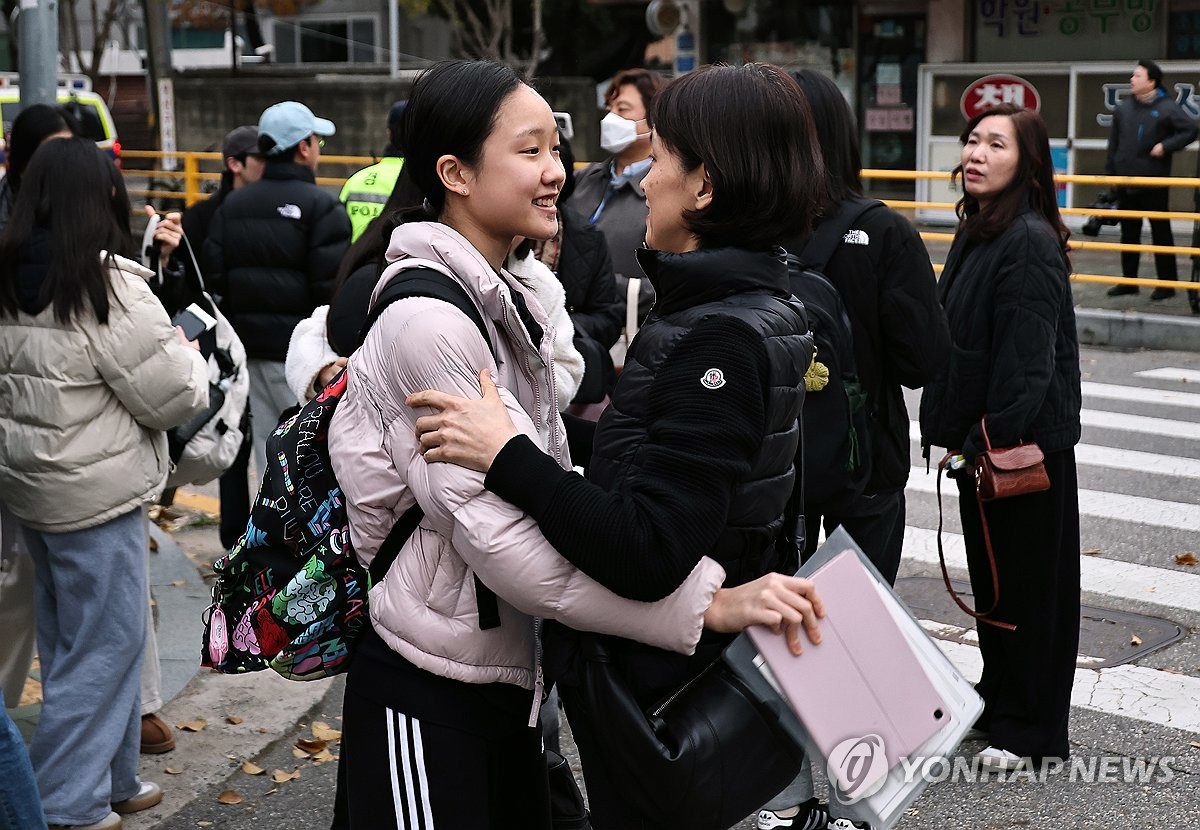 Hàn Quốc cấm các chuyến bay để kiểm soát tiếng ồn trong kỳ thi tuyển sinh đại học- Ảnh 3. Hàn Quốc cấm các chuyến bay để kiểm soát tiếng ồn trong kỳ thi tuyển sinh đại học- Ảnh 3.