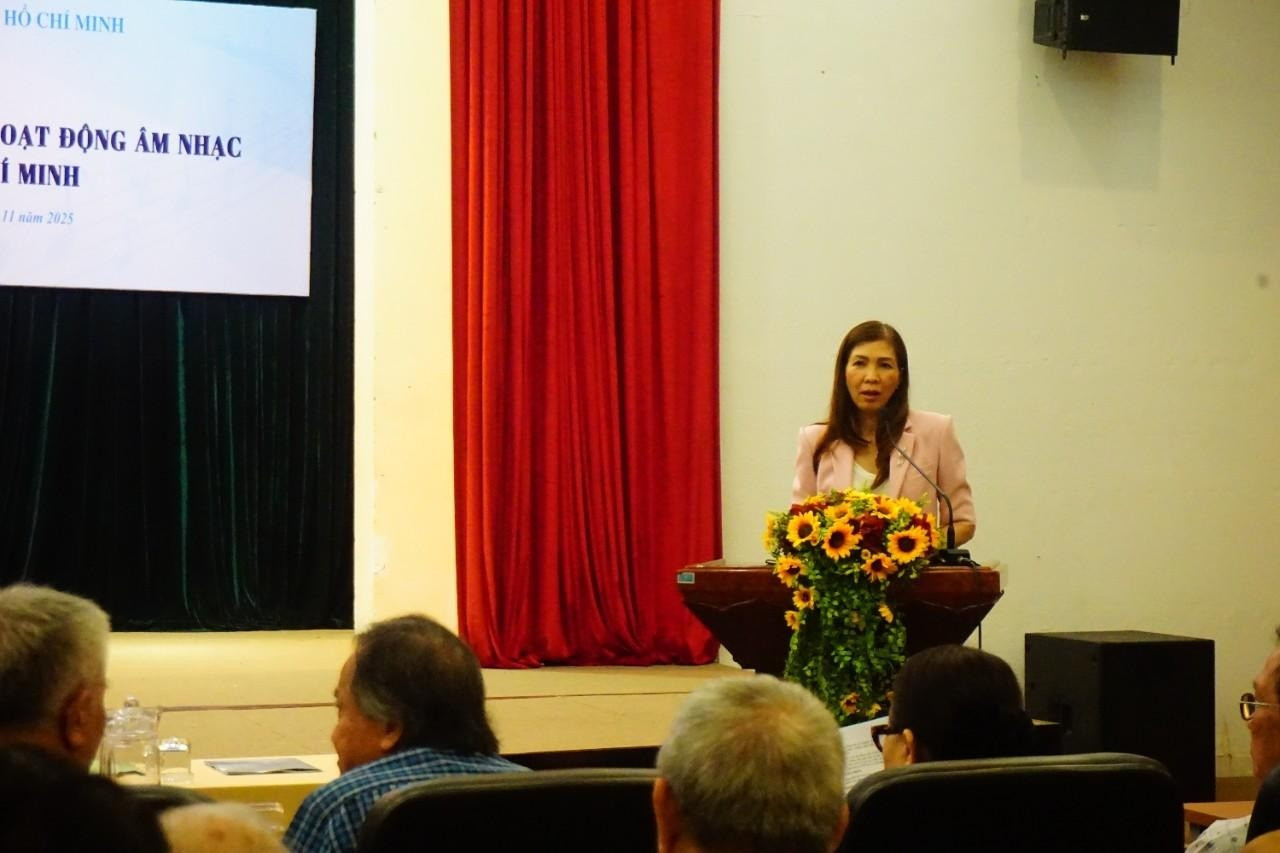 Đề xuất chấn chỉnh đám đông khán giả chạy theo nghệ sĩ dung tục- Ảnh 2.