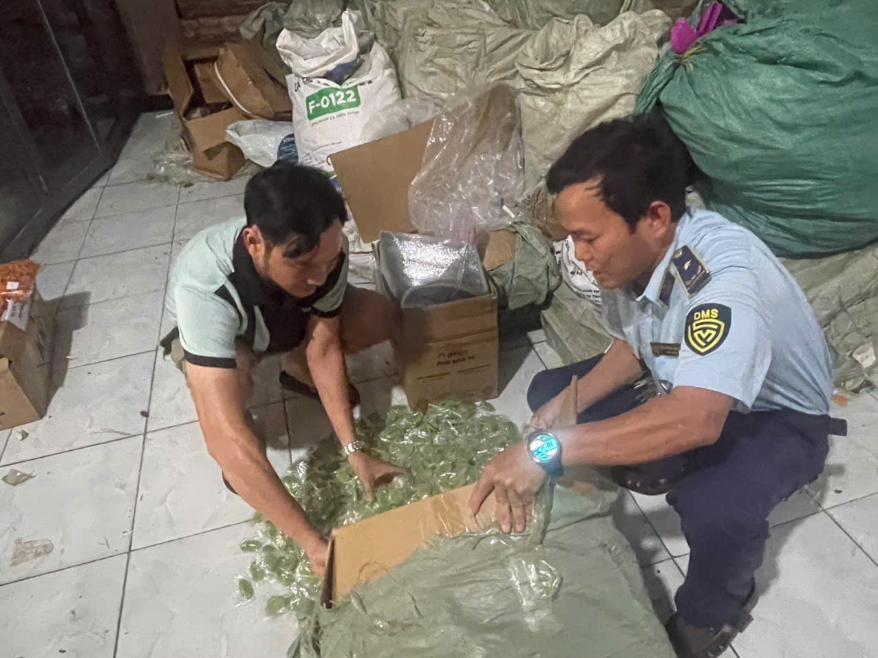 Phát hiện kho kẹo dẻo hơn 1 tấn không nhãn mác, bán tràn lan trên mạng- Ảnh 1.