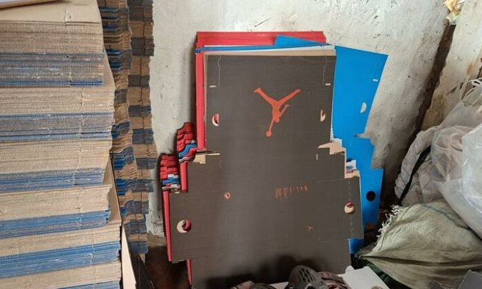 Đột kích một trung tâm mua sắm sầm uất, cảnh sát thu giữ loạt sản phẩm nhái thương hiệu Nike, Puma, quần áo, máy khâu,... số lượng lớn, tổng giá trị hơn 14 tỷ đồng- Ảnh 3.