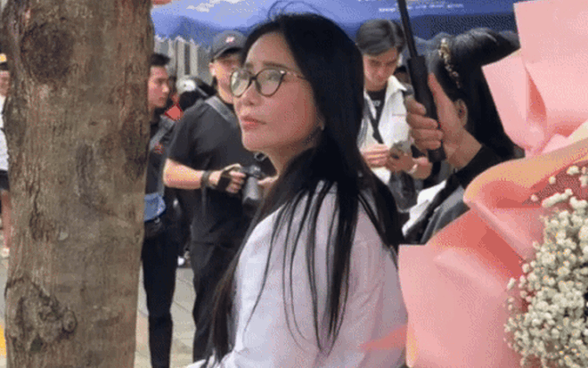 Chuyện tình kì lạ của Hoàng Kim Khánh và Mailisa- Ảnh 5. Gương mặt không xài app của Mailisa