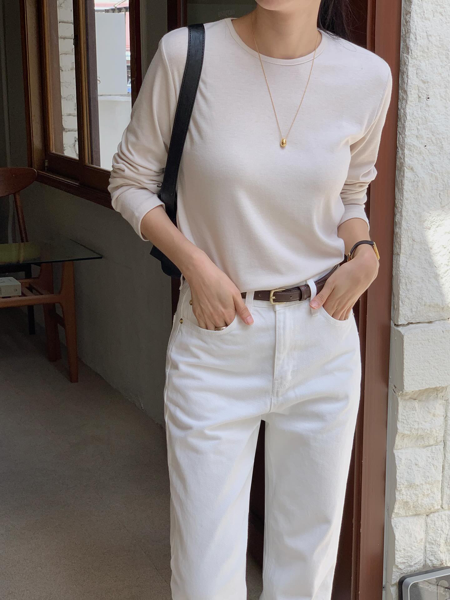 4 cách mặc áo thun dài tay tới công sở siêu trẻ trung và chuẩn thanh lịch- Ảnh 10. 4 cách mặc áo thun dài tay tới công sở siêu trẻ trung và chuẩn thanh lịch- Ảnh 10.