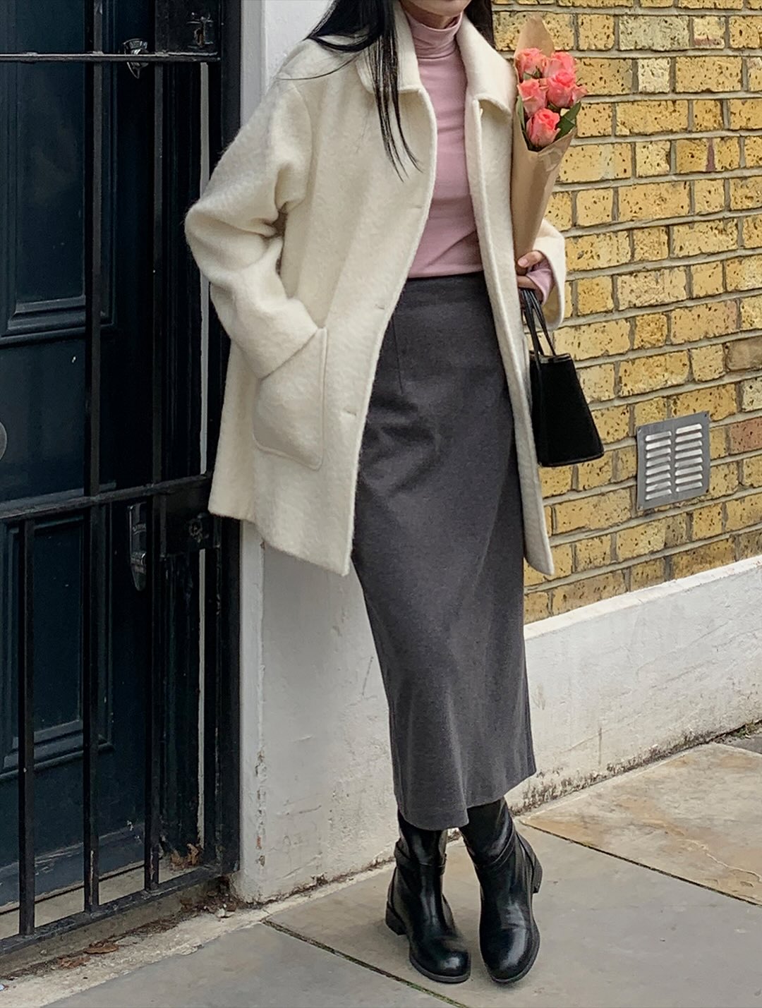 4 cách mặc áo thun dài tay tới công sở siêu trẻ trung và chuẩn thanh lịch- Ảnh 3. 4 cách mặc áo thun dài tay tới công sở siêu trẻ trung và chuẩn thanh lịch- Ảnh 3.