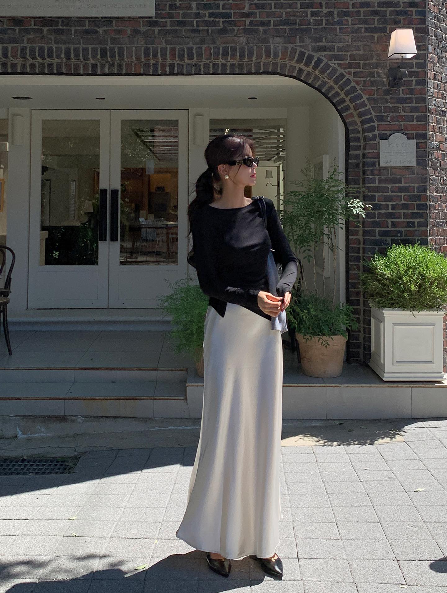 4 cách mặc áo thun dài tay tới công sở siêu trẻ trung và chuẩn thanh lịch- Ảnh 1. 4 cách mặc áo thun dài tay tới công sở siêu trẻ trung và chuẩn thanh lịch- Ảnh 1.