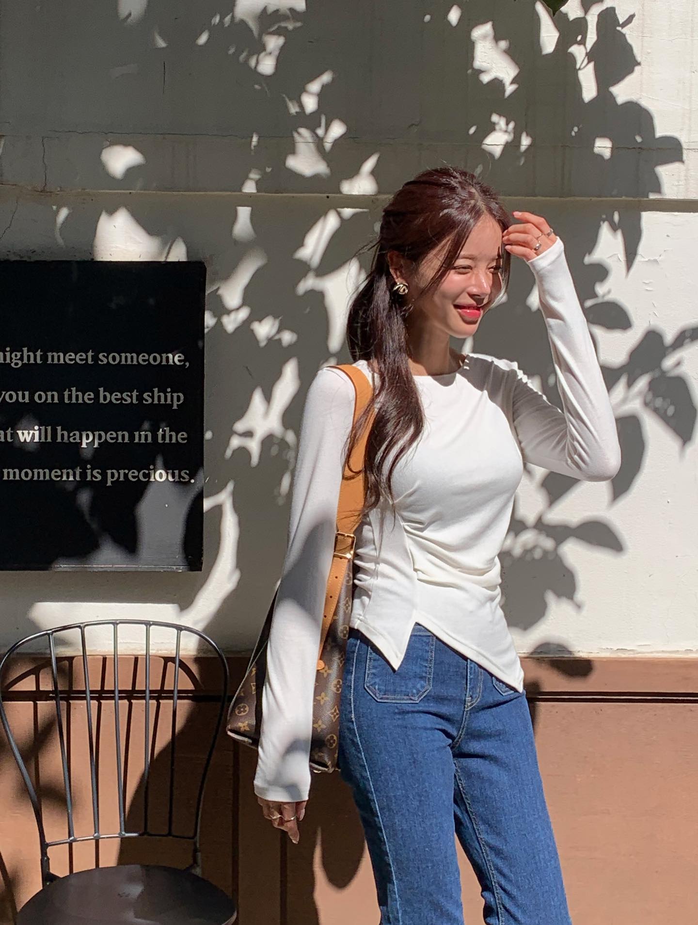 4 cách mặc áo thun dài tay tới công sở siêu trẻ trung và chuẩn thanh lịch- Ảnh 8. 4 cách mặc áo thun dài tay tới công sở siêu trẻ trung và chuẩn thanh lịch- Ảnh 8.