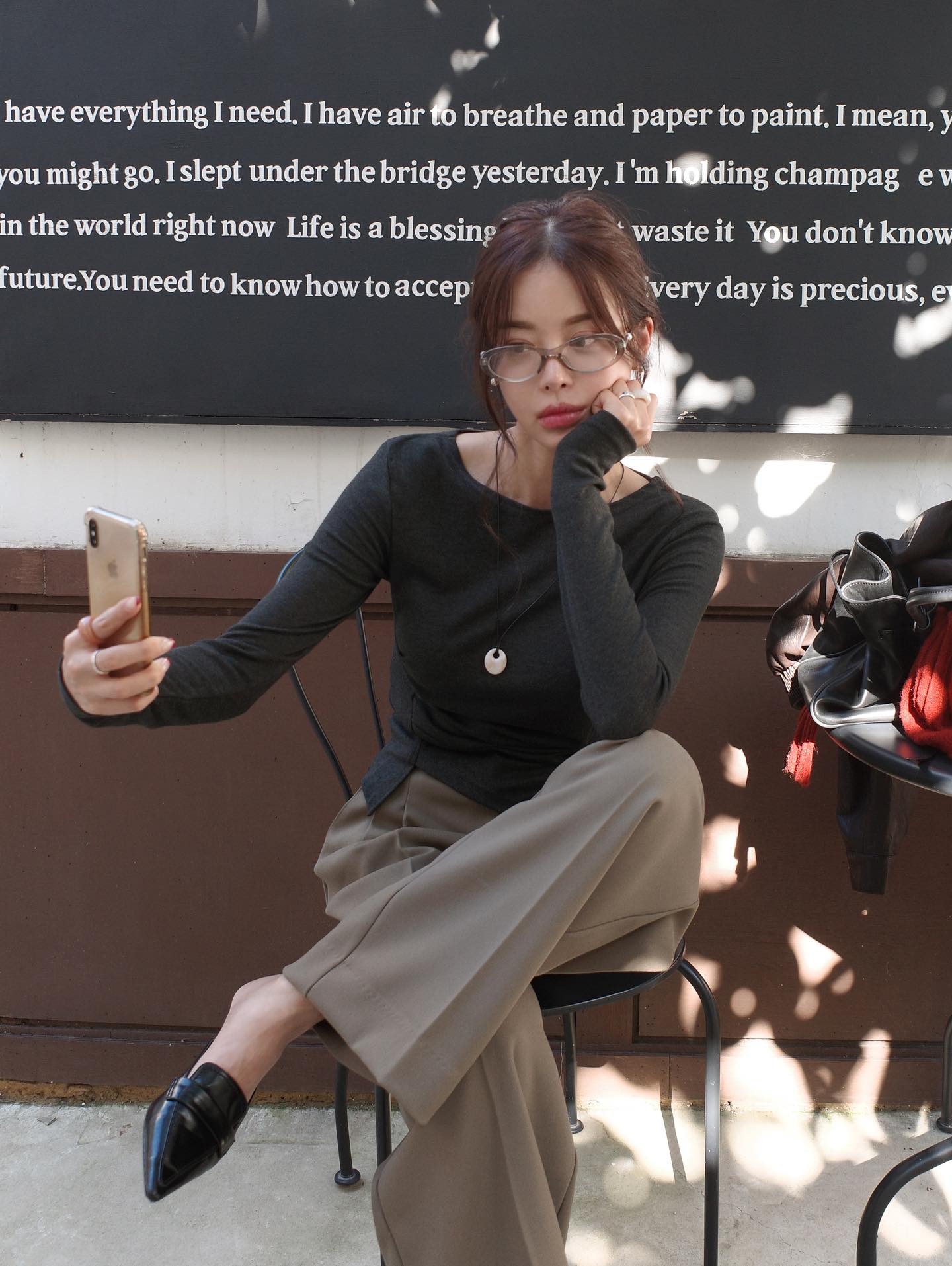 4 cách mặc áo thun dài tay tới công sở siêu trẻ trung và chuẩn thanh lịch- Ảnh 6. 4 cách mặc áo thun dài tay tới công sở siêu trẻ trung và chuẩn thanh lịch- Ảnh 6.