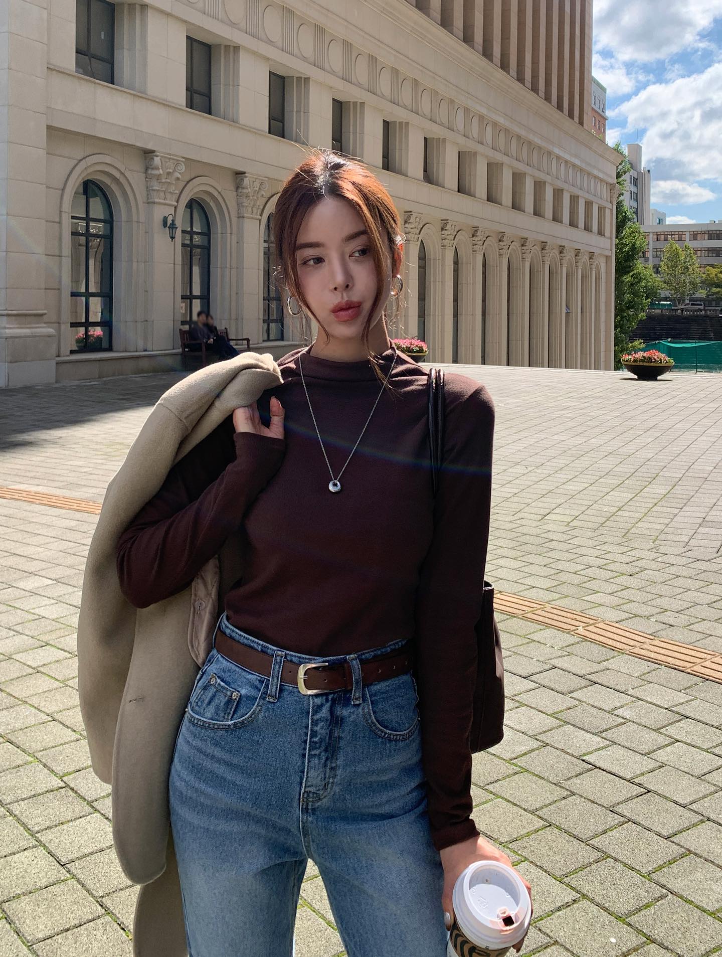 4 cách mặc áo thun dài tay tới công sở siêu trẻ trung và chuẩn thanh lịch- Ảnh 7. 4 cách mặc áo thun dài tay tới công sở siêu trẻ trung và chuẩn thanh lịch- Ảnh 7.