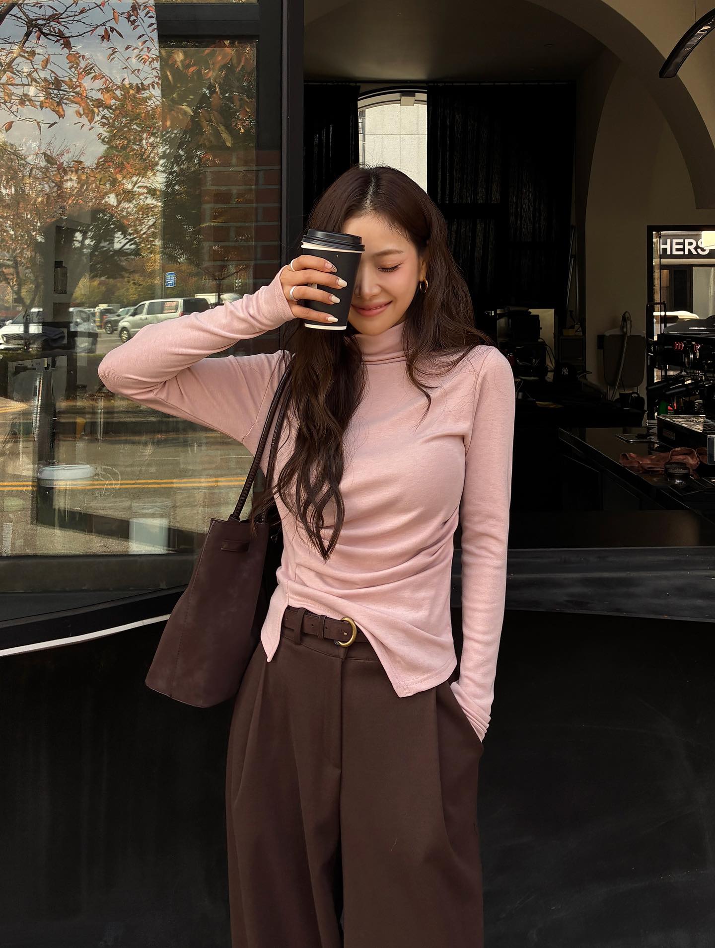 4 cách mặc áo thun dài tay tới công sở siêu trẻ trung và chuẩn thanh lịch- Ảnh 4. 4 cách mặc áo thun dài tay tới công sở siêu trẻ trung và chuẩn thanh lịch- Ảnh 4.